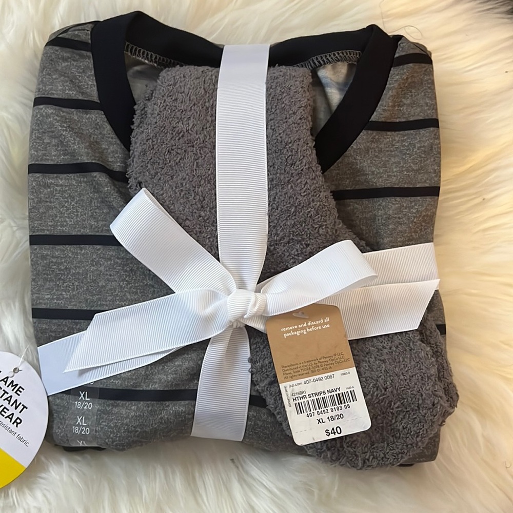 Three piece Brand new flame resistant sleepwear.